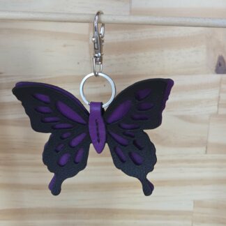 Porte clé papillon noir cousu sur fond violet