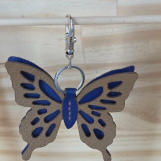 Porte clé papillon camel cousu sur fond bleu