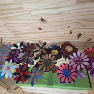 Fleurs artisanales en cuirs sur tiges